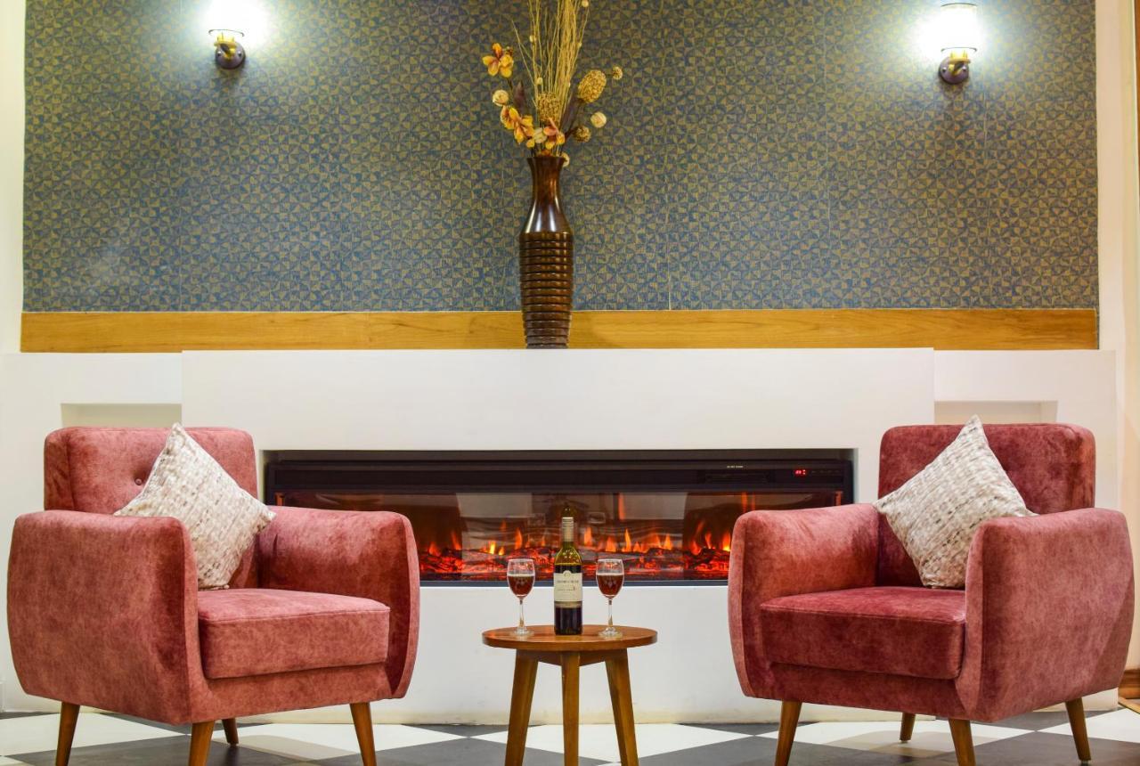 Hotel Jb Residency !! Luxurious & Royal Balcony Rooms !! Large Rooms Zirakpur Exteriör bild