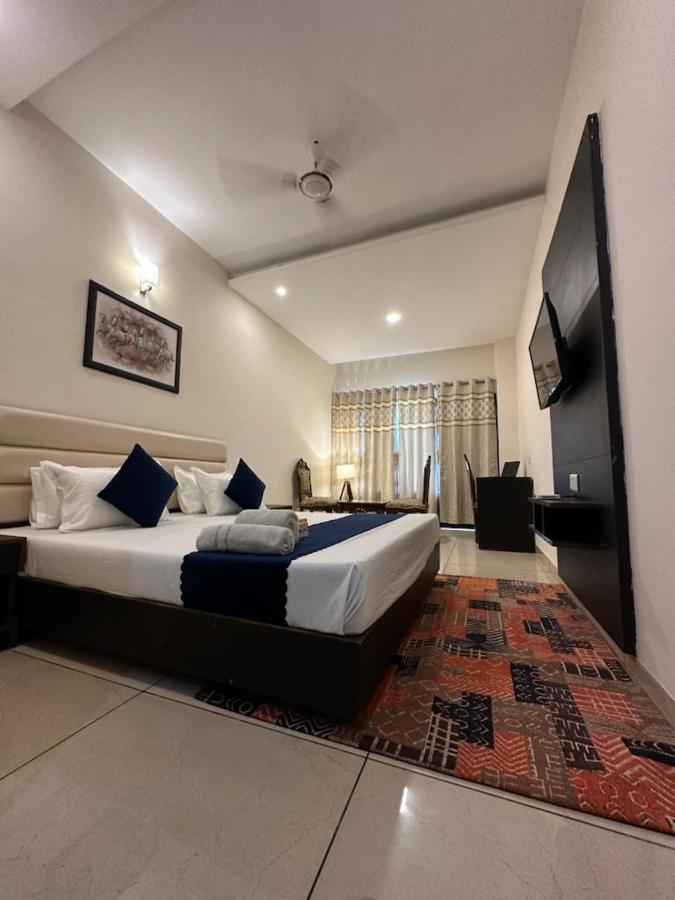 Hotel Jb Residency !! Luxurious & Royal Balcony Rooms !! Large Rooms Zirakpur Exteriör bild