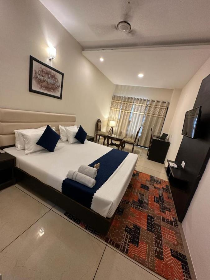 Hotel Jb Residency !! Luxurious & Royal Balcony Rooms !! Large Rooms Zirakpur Exteriör bild