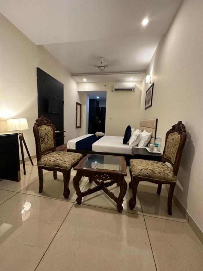 Hotel Jb Residency !! Luxurious & Royal Balcony Rooms !! Large Rooms Zirakpur Exteriör bild