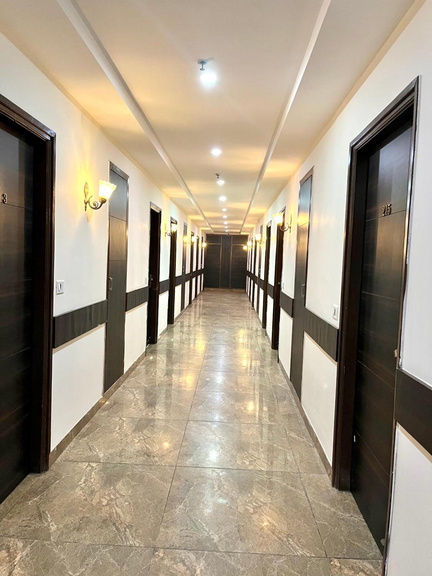 Hotel Jb Residency !! Luxurious & Royal Balcony Rooms !! Large Rooms Zirakpur Exteriör bild