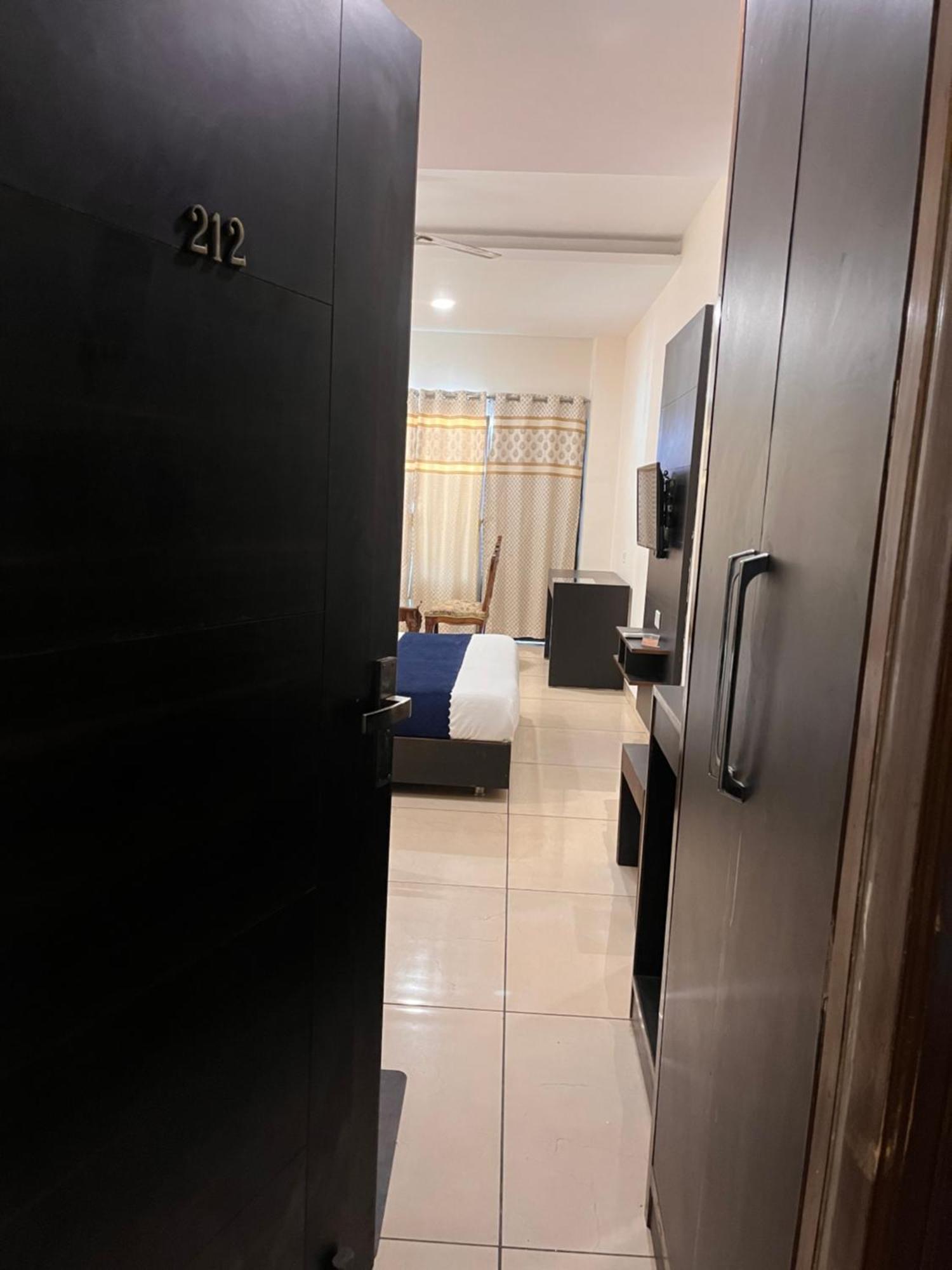 Hotel Jb Residency !! Luxurious & Royal Balcony Rooms !! Large Rooms Zirakpur Exteriör bild