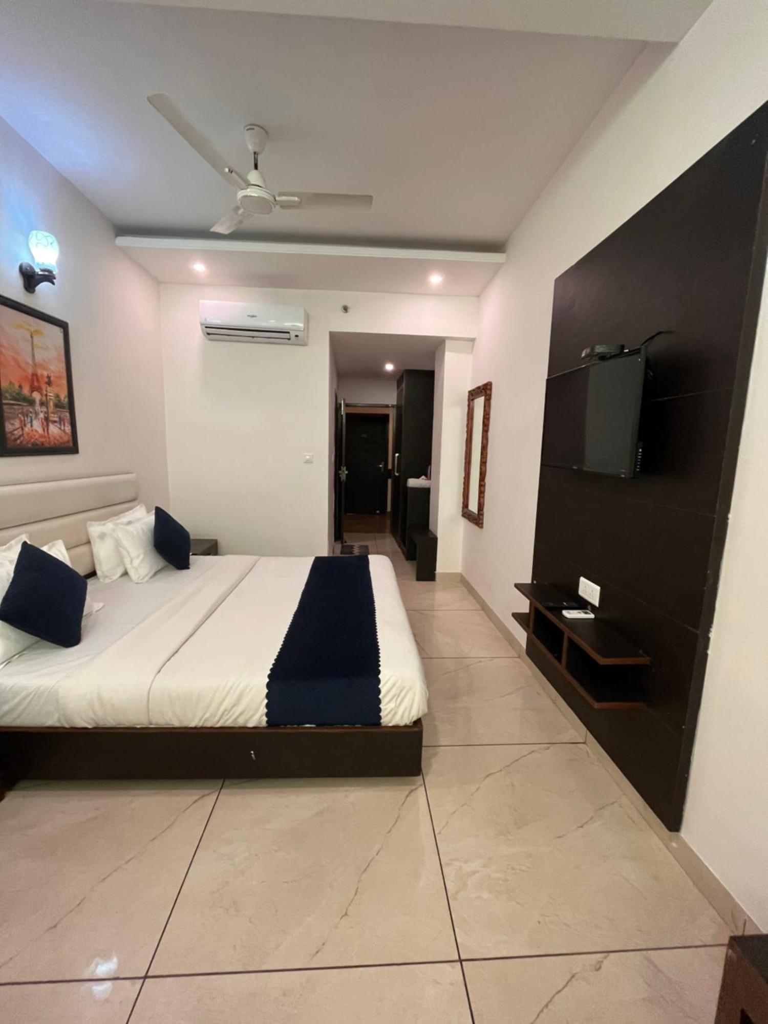 Hotel Jb Residency !! Luxurious & Royal Balcony Rooms !! Large Rooms Zirakpur Exteriör bild
