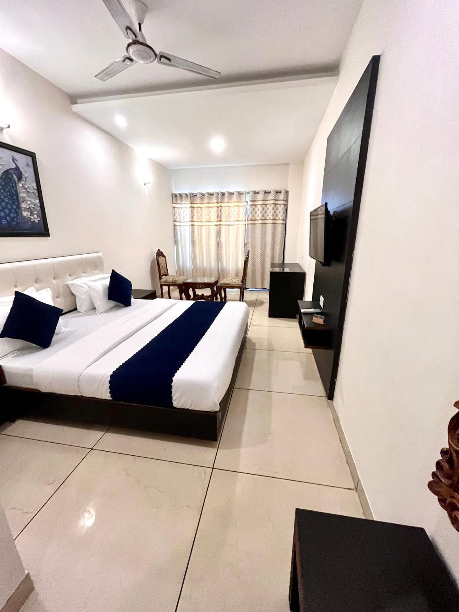 Hotel Jb Residency !! Luxurious & Royal Balcony Rooms !! Large Rooms Zirakpur Exteriör bild