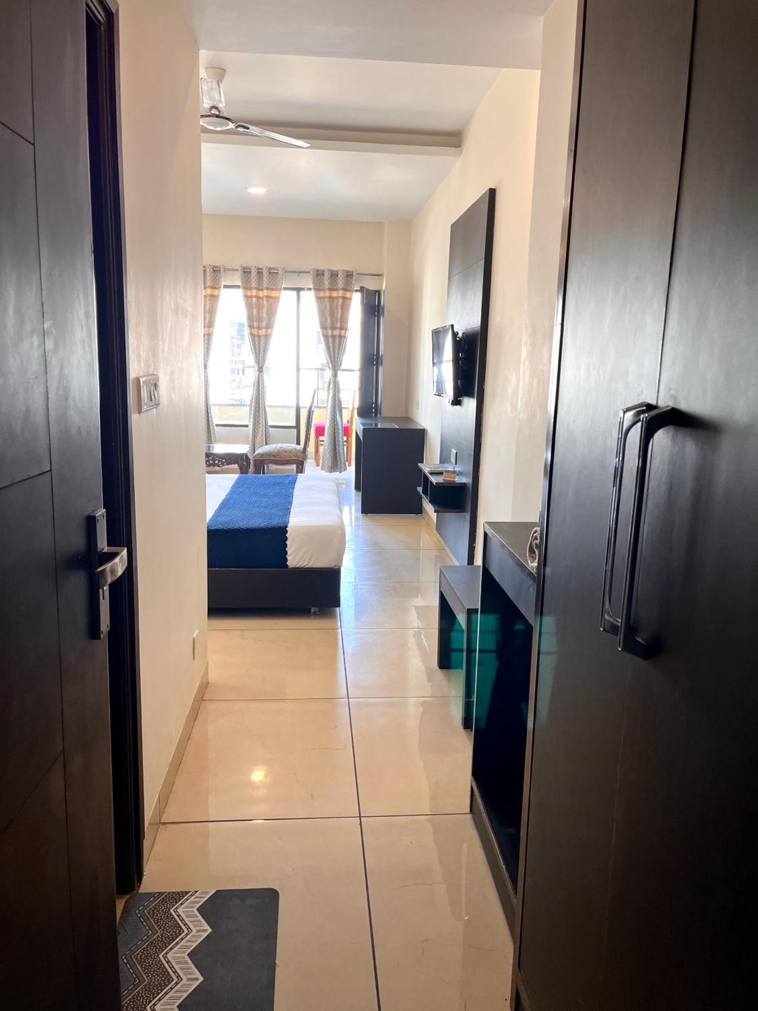 Hotel Jb Residency !! Luxurious & Royal Balcony Rooms !! Large Rooms Zirakpur Exteriör bild