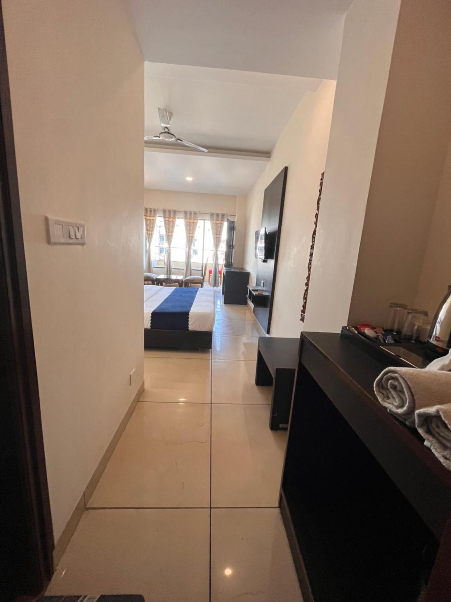 Hotel Jb Residency !! Luxurious & Royal Balcony Rooms !! Large Rooms Zirakpur Exteriör bild