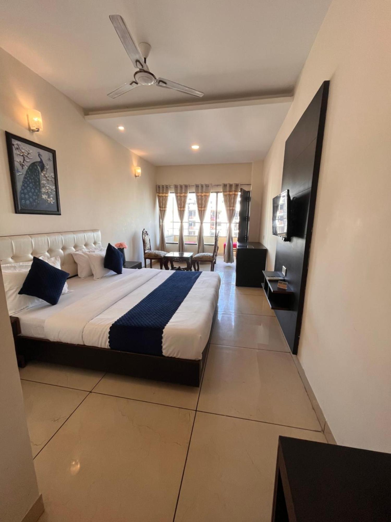 Hotel Jb Residency !! Luxurious & Royal Balcony Rooms !! Large Rooms Zirakpur Exteriör bild