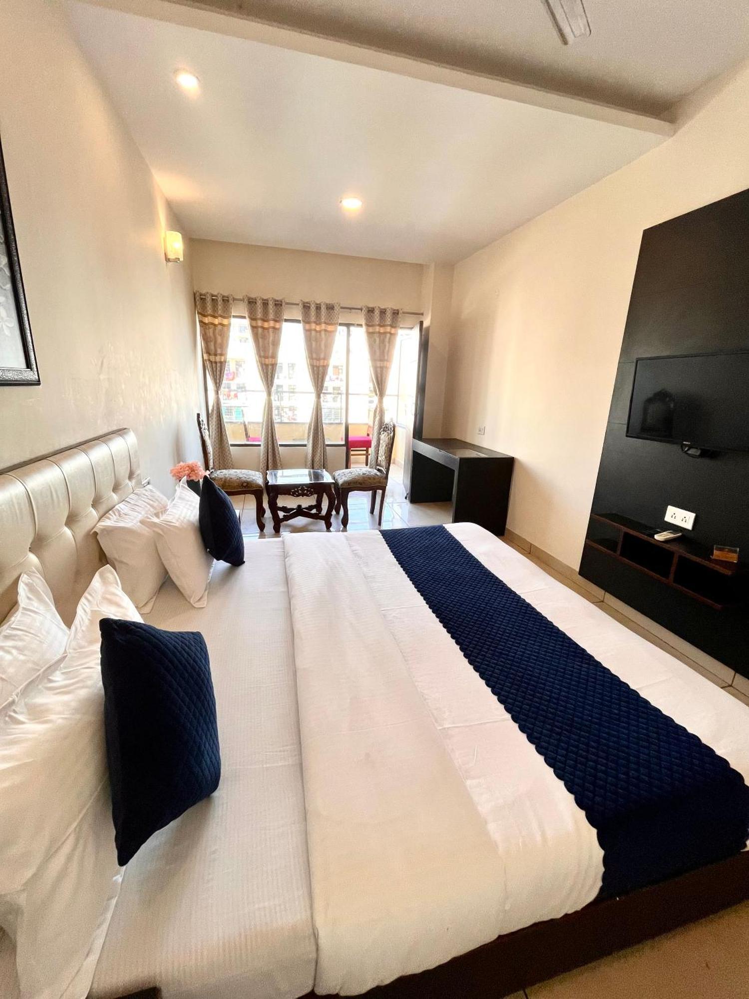 Hotel Jb Residency !! Luxurious & Royal Balcony Rooms !! Large Rooms Zirakpur Exteriör bild