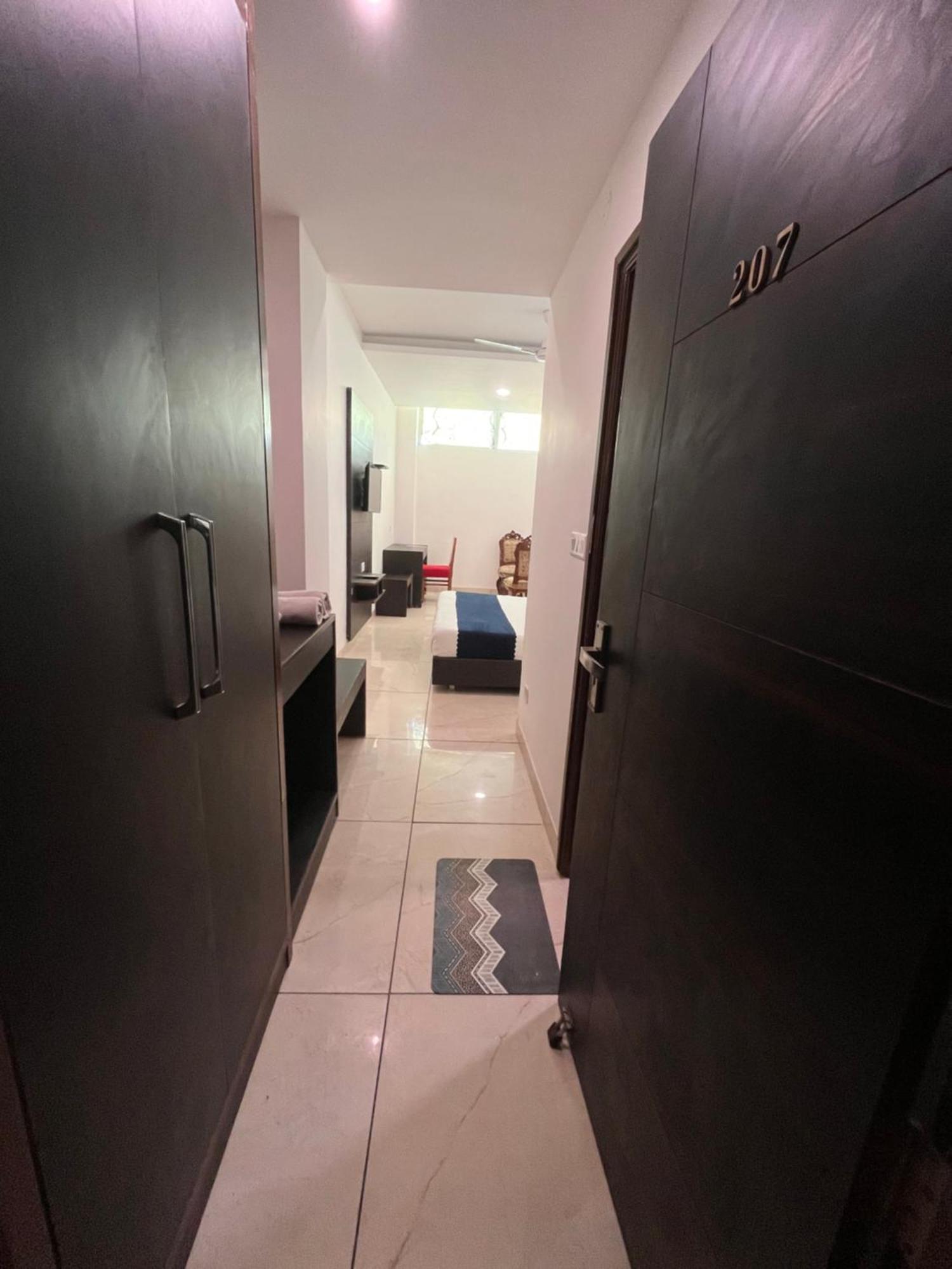 Hotel Jb Residency !! Luxurious & Royal Balcony Rooms !! Large Rooms Zirakpur Exteriör bild
