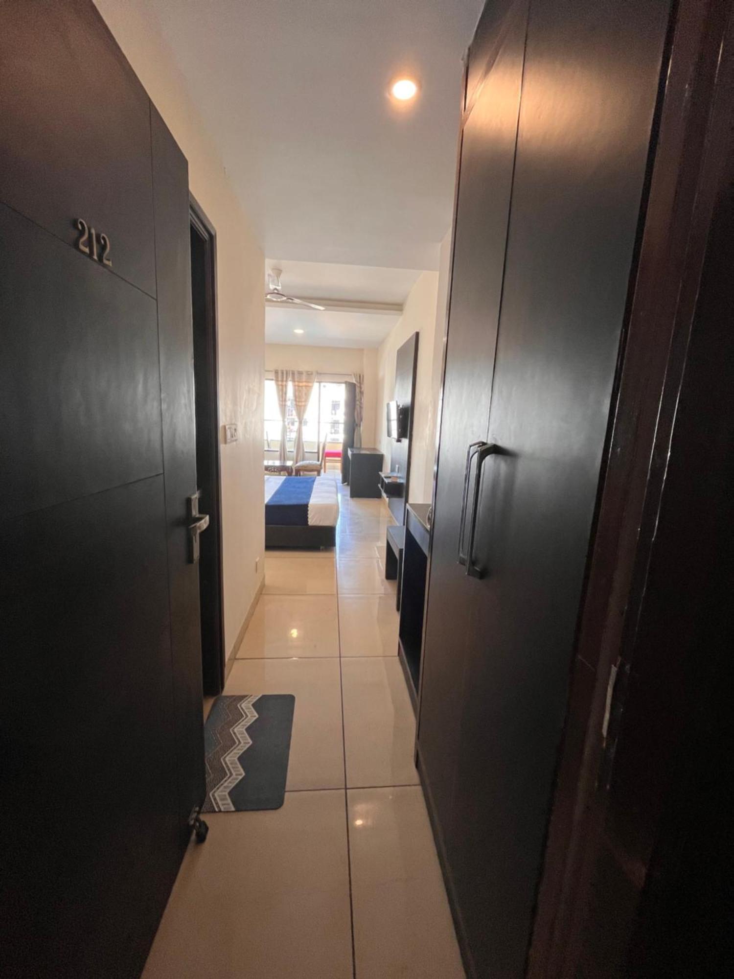 Hotel Jb Residency !! Luxurious & Royal Balcony Rooms !! Large Rooms Zirakpur Exteriör bild