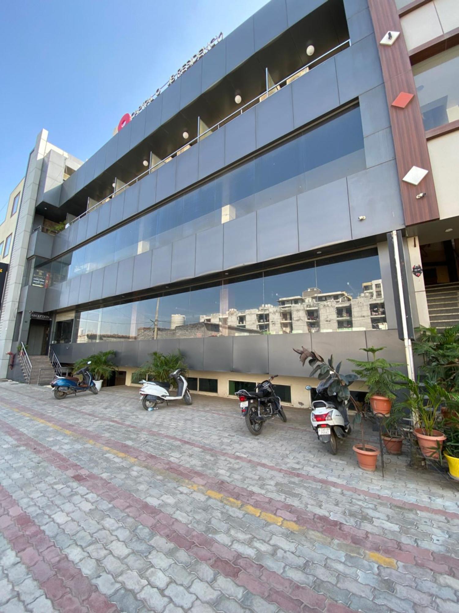 Hotel Jb Residency !! Luxurious & Royal Balcony Rooms !! Large Rooms Zirakpur Exteriör bild