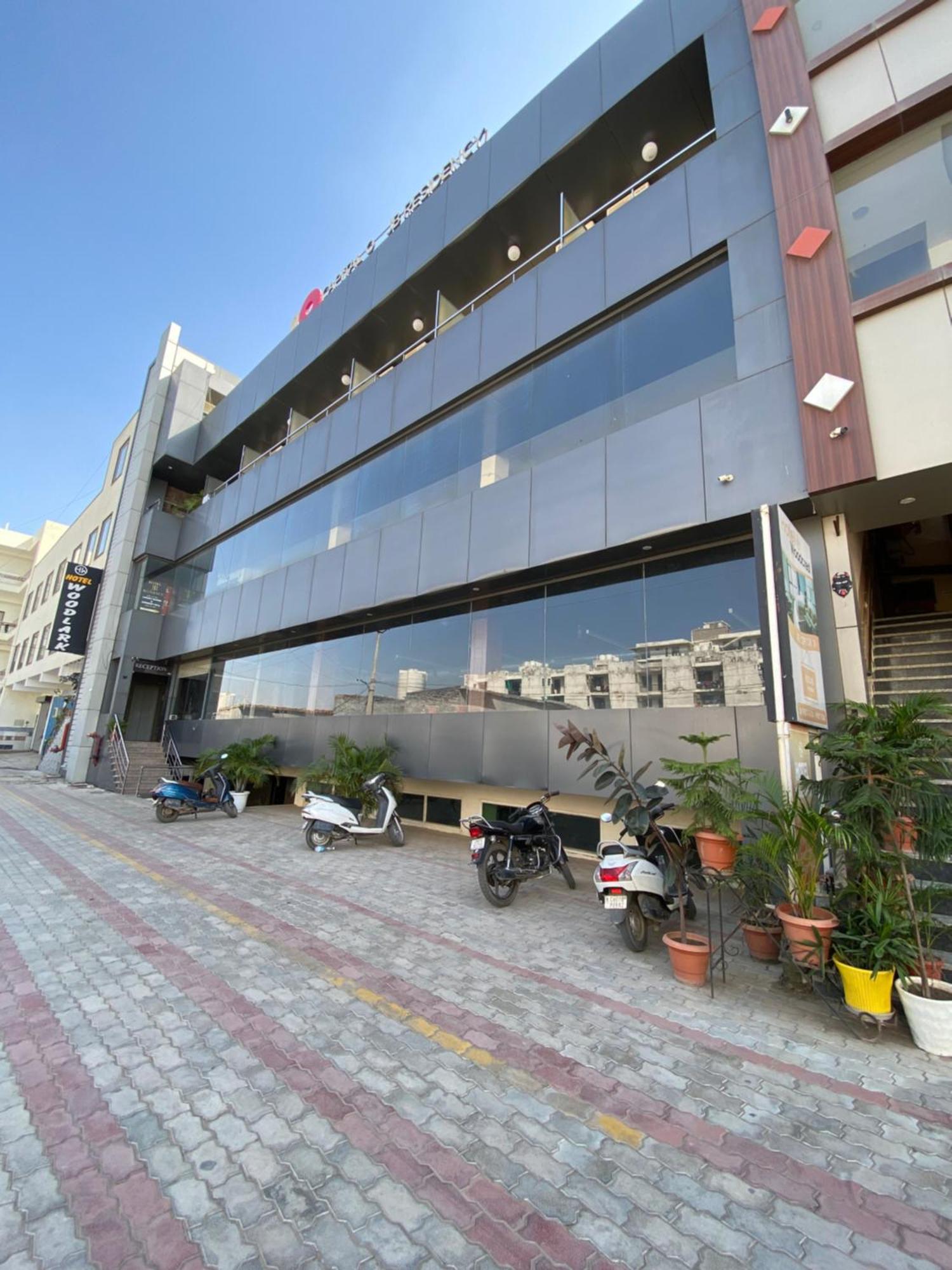 Hotel Jb Residency !! Luxurious & Royal Balcony Rooms !! Large Rooms Zirakpur Exteriör bild