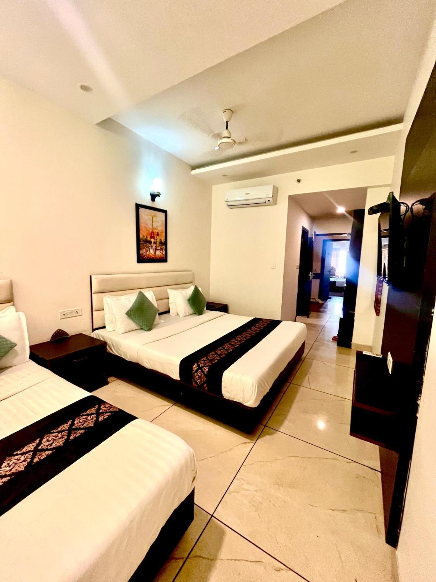Hotel Jb Residency !! Luxurious & Royal Balcony Rooms !! Large Rooms Zirakpur Exteriör bild