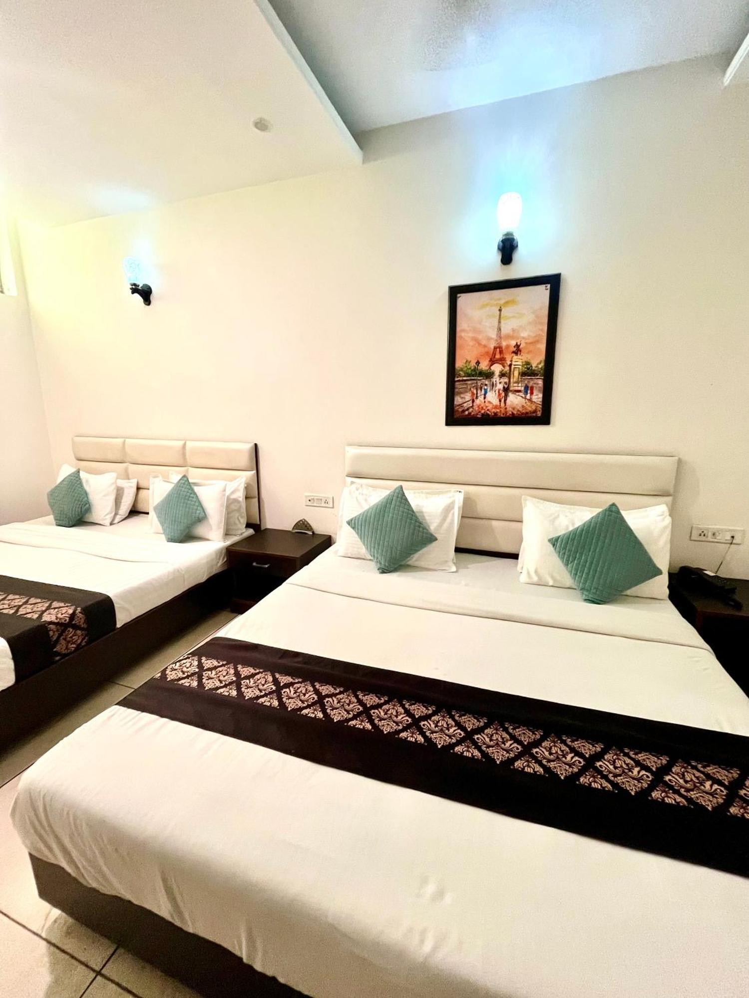 Hotel Jb Residency !! Luxurious & Royal Balcony Rooms !! Large Rooms Zirakpur Exteriör bild