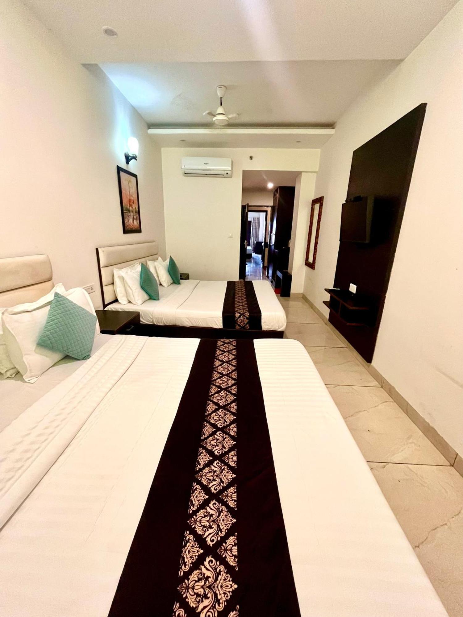 Hotel Jb Residency !! Luxurious & Royal Balcony Rooms !! Large Rooms Zirakpur Exteriör bild